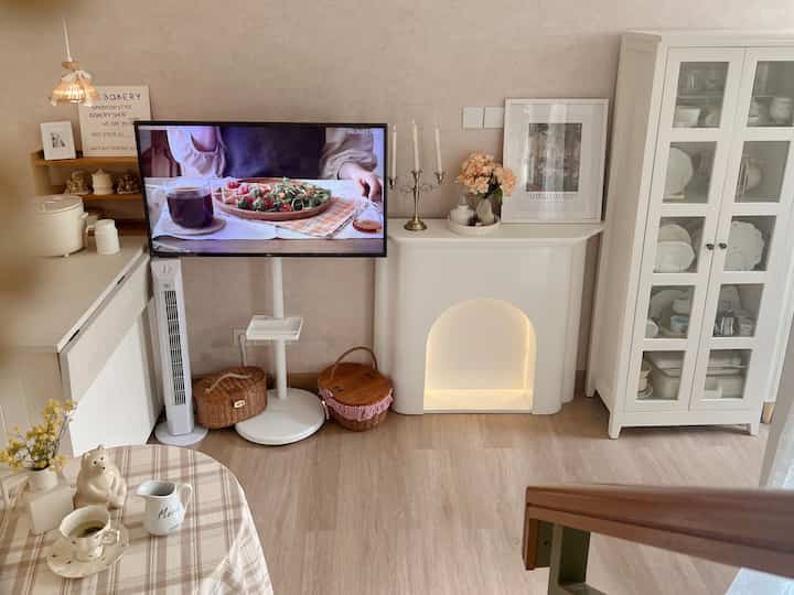 Buat makan terkadang aku di island dan karna rumah mungil aku selalu sediakan meja lipat bulat yg bisa aku jadikan meja untuk makan sambilan ntn tv di sofa rumah, lebih bersantai dan fleksible ruangan mungil bisa jadi banyak fungsi #ruanganmakan #ruangkeluarga #ruangbersantai #ruangtamu #openspace #ruangserbaguna #ruangnonton #livingroom #diningroom #sofaruangtamu  #wallpaperestetik