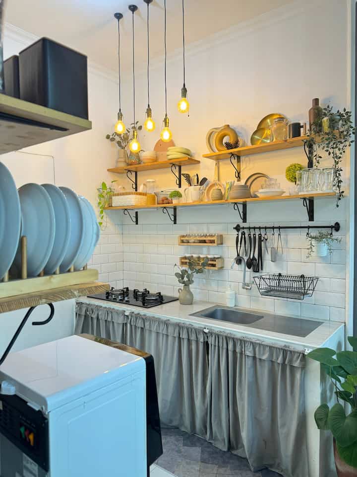 🌸 Mewah tapi Hemat 🌸

Segala yang ada di rumahku ini hitungannya benar-benar low budget, dari mulai proses pembangunan dulu, sampai dekorasinya.
Nah, aku punya tips n trick supaya rumah tetap terlihat mevvah walaupun budgetnya terbatas.

1. Lampu
Yes! Rumah tuh kalo kita tambahkan penerangan warna warm white di beberapa titik, pasti akan auto terasa hangat dan mewah.
Lampu warm white di rumahku ini sekitaran harga 30 ribuan lho!

2. Aksen Dinding
Entah itu wall moulding, wall panel, cat bertekstur, atau yang lainnya, tapi menambahkan aksen di dinding akan membuat rumah terasa antimainstream dan lebih mewah dibanding dinding polosan dengan cat biasa, atau mungkin bisa ditambah wall decor seperti lukisan.
Untung menekan budget, aku menggunakan list gypsum untuk wall moulding, karena harganya lebih murah daripada material kayu atau pvc.

3. Touch of gold or bronze
Sekarang tuh makin banyak aja perintilan dekorasi warna gold atau bronze di pasaran, nah kamu coba deh kasih sedikit aja sentuhan gold atau bronze di rumah, voila! rumah kamu berasa lebih mewah dari sebelumnya ✨ eits, tapi jangan too much ya 😅
Wall panel untuk headbord kamarku yang ada aksen goldnya ini cuma 29 ribuan permeter lho!

4. Simplicity
Yang sederhana justru bisa membuat suasana lebih terasa mewah, misalnya cat atau furniture serba putih, atau rumah yang tidak terlalu banyak barang, sedikit tapi bermakna.
Sekarang udah banyak banget futrniture warna putih yang on budget di marketplace, karena menurutku furniture putih bisa menciptakan suasana yang lebih elegant ✨

#LampuHias
#LampuGantung
#WallMoulding
#WallPanel
#WallDecor
#GoldDecoration
#TouchofGold
#CatTembok
#SofaBed
#Partisi
#ElegantOnBudget
#DesainRumahElegant
#SederhanaMewah