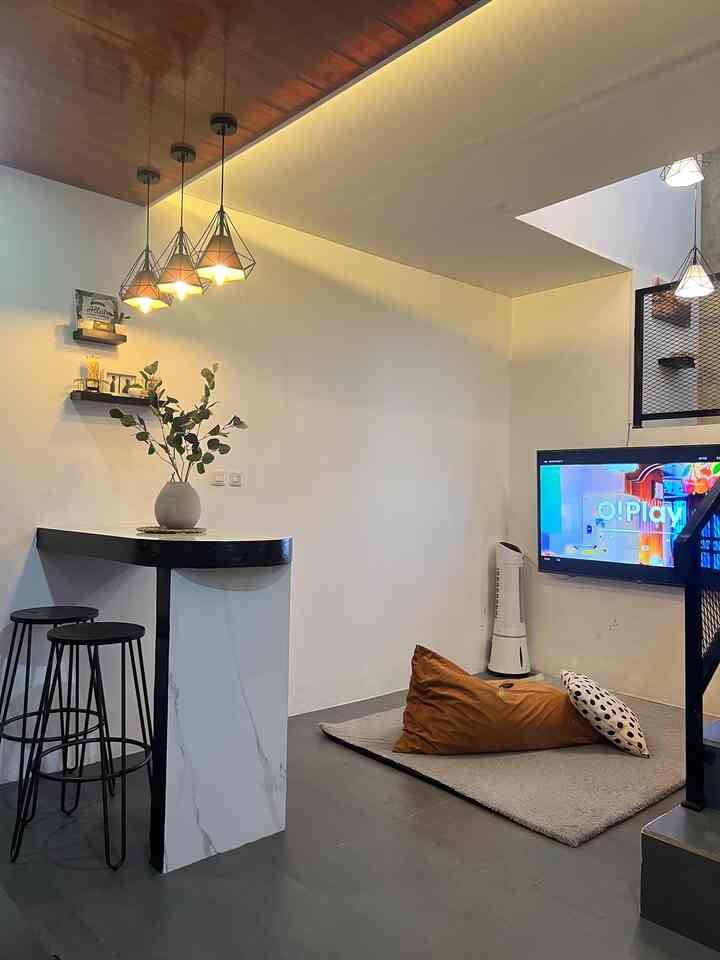 Mewah on Budget ✨

Ternyata untuk menciptakan ruangan yang elegant ga perlu perintilan yang mahal. Di #BruwnHouse memang ga banyak barang agar memaksimalkan space ruang, tapi kita tetep bisa bikin ruangan terasa mewah versi kita.

Tau ga yang bikin keliatan mewah selain pemilihan barang dekoratif apa? Yup, pemilihan warna lampu untuk menciptakan kesan 'mewah'. Warna lampu yang kita pilih mostly adalah warm. Sebenarnya tujuan utama kita memilih warna lampu warm adalah menciptakan suasanya yang nyaman saat malam hari, tapi ternyata bonusnya adalah bisa tercipta suasanya yang juga mewah tapi tetap on budget. Gimana menurut tetangga? Apakah pemilihan warna lampu seberpengaruh itu sama mood ruangan?

#Cat
#CatDinding
#CatRumah
#PlafonPVC
#LampuLED
#GranitTiles
#KeramikLantai
#StikerHPL
#ElegantOnBudget
#DesainRumahElegant
#SederhanaMewah
