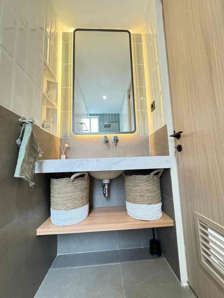 Untuk menciptakan kamar mandi yg minimalis namun elegant, tidak harus mengeluarkan biaya yg banyak kok. Contohnya di kamar mandi ini, kami tambahkan Quadra dan cermin besar yg dilengkapi LED. Karena Quadra mempunyai looks yg mirip dengan marmer. Hasilnya cukup elevate looks dari kamar mandi mugil ini.

#LampuLED #ElegantOnBudget #DesainEumahElegant #SederhanaMewah