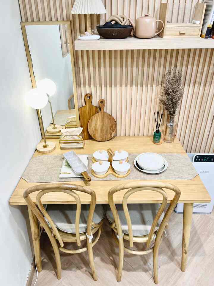 Cara aku bikin suasana meja makan minimalis menjadi terlihat mewah dan elegant, bisa dengan cara memilih material dan dekorasi yang tepat. Pada meja makan ku, aku pilih furnit meja set dengan nuansa coklat kayu yang minimalis, lalu pemasangan wall decor nya menggunakan wallpanel yang serasi. Pada decor meja nya juga aku pakai tempat tissue dan vas bunga dengan nuansa coklat dan gold yang mewah. Lalu ambience meja makan di bangun dengan tambahan accent lighting nuansa warm yang bikin suasana makin hangat dan terkesan elegant.✨🛋️

#lampuaccent #mejamakan #cermin #tempattissuemewah #elegantonbudget #desainrumahelegant #sederhanamewah 
