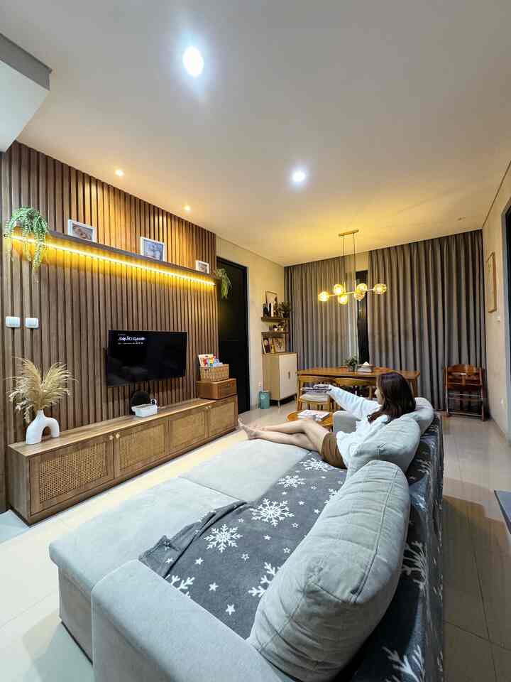 With a little creativity and the right touch, we can create a home atmosphere that feels more expensive and elegant, without draining our pockets! 💡✨ can be from the choice of materials, furniture, lighting, or simple decorations that make the room atmosphere more 'wow' ❣️ 

Like at home.43 for example, when it's night time like this I usually like to turn on the warm LED light, so that the look is different and more luxurious. Using LED lights is not expensive, but it can instantly change the look to be more elegant. 

#LuxuryHomePaint / #CatRuangTamuMewah 
/ #SofaMinimalis / #PlavonPVC / 
#AestheticWallpaper / #Chandelier / 

#LEDLights
#ElegantOnBudget
#ElegantHomeDesign
#SimpleLuxury