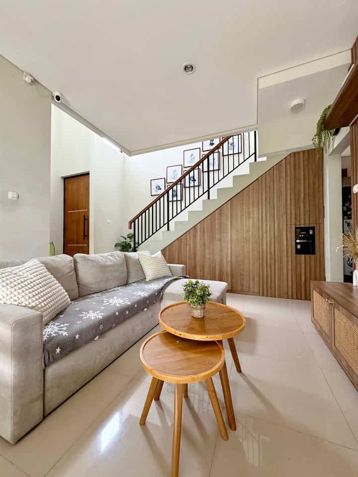 Rumahku ini bisa dibilang tipe minimalis scandinavian🤎🪴 Karna aku memberikan beberapa elemen hijau/tanaman di dalamnya. Walaupun kebanyakan adalah artificial, tapi ngga kalah manis kok look nya. 

Serasa bikin rumah jd lebih hidup bukan? 🥰

#LivingRoom
#Minimalis 
#rumahdeveloper
#rumahcluster
#bandung #cimahi
#cattembok #wallpanelTV
#mejakayu #mejatamu
#scandinavian
#ruangkeluarga
#HPL #HPLKayu
