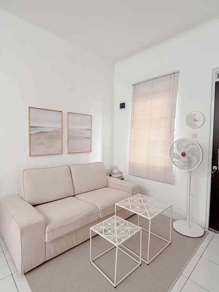 Simple but classy decoration✨
Multifunctional, space saving and matching as the key to choosing furniture in this house.

A sofa that can be used to sleep because the seat is large, a table that can be stacked so that it saves space.

Oh yeah, it doesn't need to be expensive to decorate this room, a white clock from ikea costs around 39K. So, the conclusion is that there are many affordable items that are really good. 😍

#ElegantOnBudget #DesainRumahElegant
#SimpleLuxury #livingroom #kivik 
#ikea #casadecor #tromma #kipasputih #karpetnms