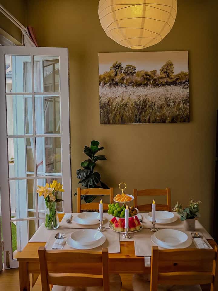 ダイニングルームエリアの予算内での贅沢の私たちのバージョンでは、ベージュと木の支配的なカラーパレットを選択し、温かみのある白の照明と組み合わせることで、エレガントで豪華な印象を与えます...シンプルな家具と無地の撥水加工などのあまり多くのパターンでサポートされていません1セットわずか9万9千のテーブルランナー、わずか数万のイケアのオフタストプレート、そしてダイニングの瞬間をよりロマンチックにする電気キャンドルで彩られた約3万の食品棚。この分野のすべてのアイテムが予算内で贅沢であることにどうして同意しますか?

#シャンデリア #PendantLamp #MejaMakanAffordable #PiringEstetik #ElegantOnBudget #DesainRumahElegant #SederhanaMewah