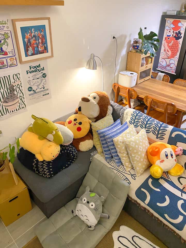 Salah satu cara agar membuat ruangan ku menjadi elegan yaitu dengan pencahayaan yang minim tapi bervariasi. 

Ada yg dalam bentuk lampu lantai, lampu gantung, dan lampu sorot di langit langit rumah. Hal tersebut untuk mendukung suasana cozy sehingga penghuni nya betah dirumah.

#lampulantai #lampugantung #kursilipat #kursilesehan #selimutsofa #bonekalucu #lampuredup #lampuruangtamu #ElegantOnBudget #DesainRumahElegant #SederhanaMewah
