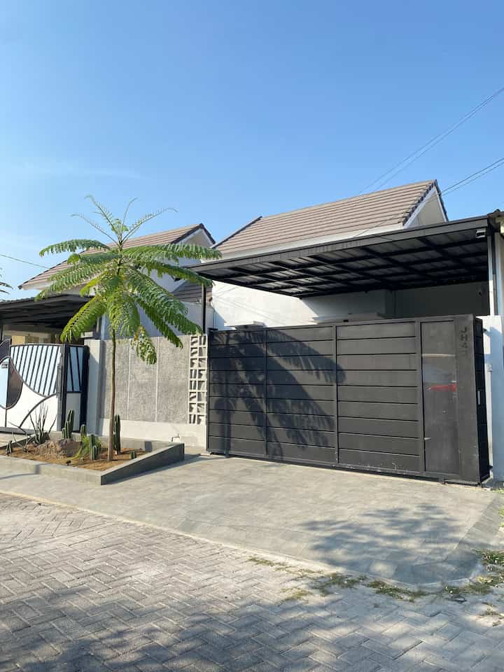 Ini adalah pohon disekitar rumahku yg bisa digunakan sebagai referensi pohon peneduh rumah.

Pohon solobium, bentuknya yg ramping serta cabangnya yg terkesan mekar bisa memberikan efek segar namun simpel.

Pohon tabebuya, bentuknya yg lebih kokoh dan berwarna cerah memberikan efek rimbun dan ceria pada rumah.

Pohon tayuman, pohon yg merupakan pohon musim semi di hanoi vietnam ini, bentuknya kokoh dan ramping, berdaun kupu kupu dan berwarna pink, memberikan efek rumah cantik tapi kuat. 

Itulah beberapa jenis pohon yg ada disekitar rumahku ☘️

#pohonsolobium #pohontabebuya #pohontayuman #eksterior #pelengkapeksterior #batualam #dindingkamprot #rosterrumah