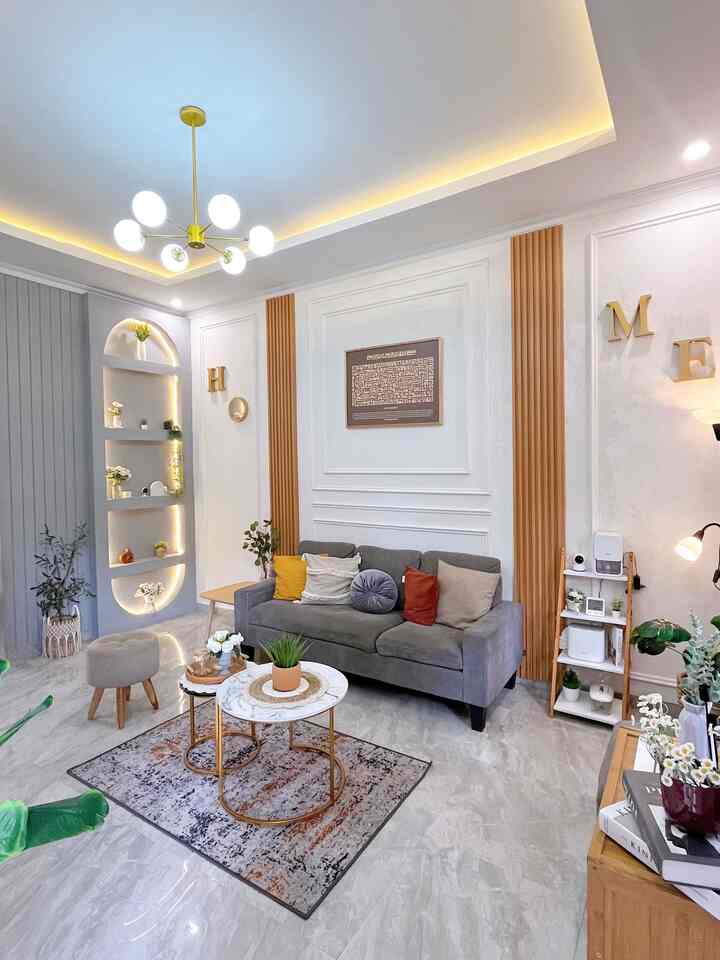 Ruang tamu elegant dengan material on budget ✨

Ruang tamu ini kami dekor sendiri tanpa desain interior dengan modal yang sangat low budget, seperti wallarch di pojokan ruang tamu ini dan ini salah satu ciri khas rumah kami, kami bikin DIY dengan menggunakan gypsum, grc dan rangka holo yang di bentuk seperti arch dan di cat menggunakan warna abu-abu. 

Untuk budget wallarch ini sekitar 700 ribuan tidak termasuk upah tukang. Menurut kalian worth it ga?
Semoga menginspirasi 🤗

#LampuHias #wallpanel #WarnaCatRumah #HomeDekorTips #HematBudget #ElegantOnBudget #DesainRumahElegant #SederhanaMewah
