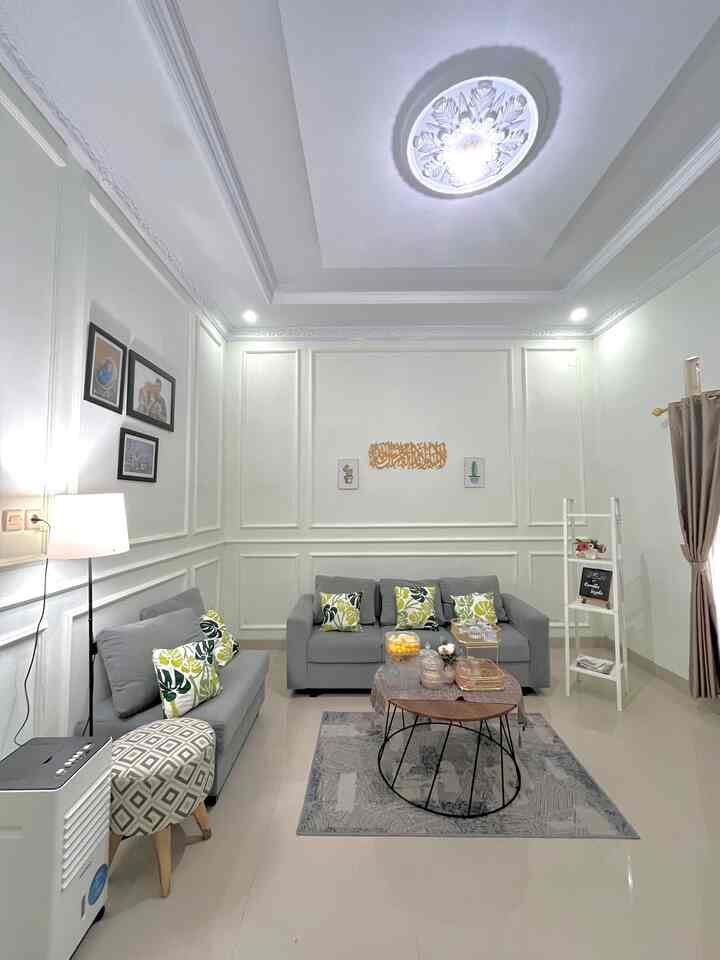 Aku kira rumah mewah itu mahal.. ternyata salah rahasianya cuma dipemilihan cat warna yg netral, pencahayaan yang tepat dengan penambahan beberapa lampu hias, penataan yang tepat dan pemberian firniture yang pas seperti sofa karpet minimalist bikin ruangan jadi lebih elegan.🥰


#RuangTamuElegant
#ElegantOnBudget
#DesainRumahElegant
#SederhanaMewah
#RuanganElegant
#RuangMewahLowbudget
#SofaMinimalist
#KarpetMinimalist
#LampuHias
