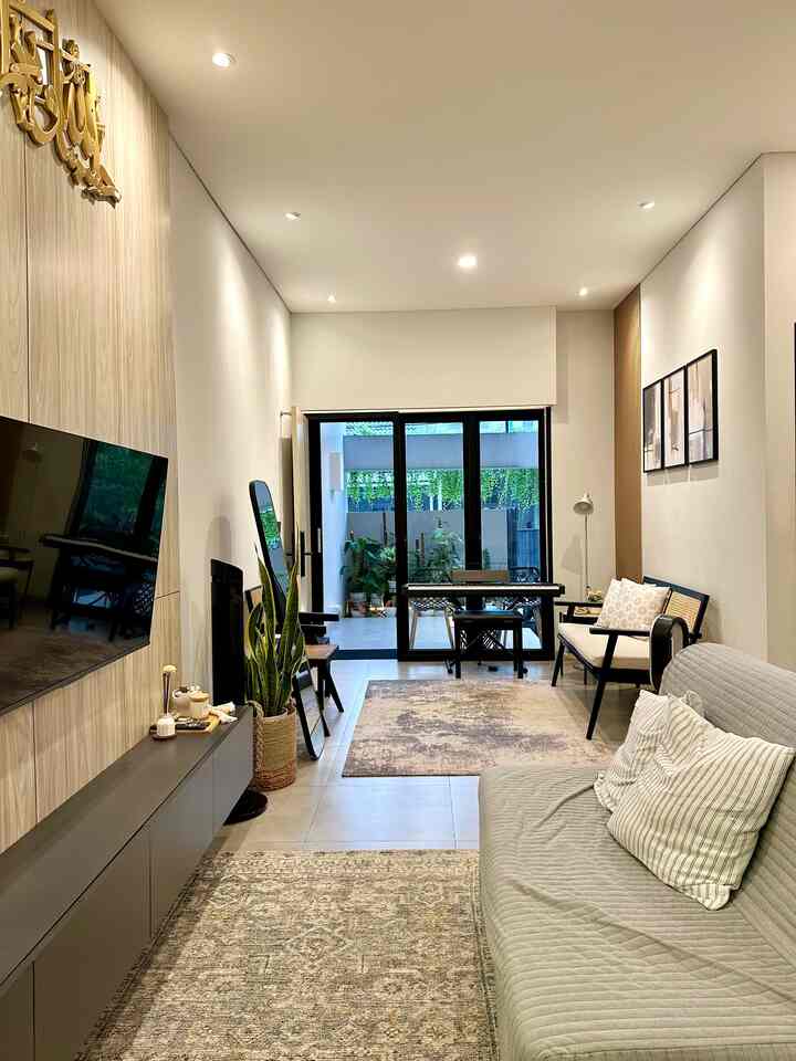 Bikin Rumah Terlihat Mewah dan Elegan ok Budget ✨✨✨

Rumah terlihat mewah ga harus pakai barang mahal 😊
Caraku membuat terlihat mewah, menggunakan lampu spotlight warna warm white. Tambahkan walldecor dengan motif abstrak, membuat terlihat mewah. Tambahkan karpet di lantai supaya lebih warm.
#ElegantOnBudget
#DesainRumahElegant
#SederhanaMewah
#ModernIndustrial
#Homestyling
#Homeinspo
#RumahCluster
#72m2