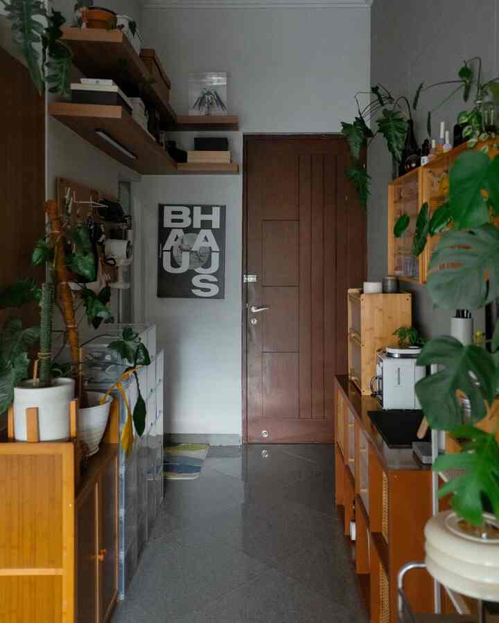 Mengubah area hallway menjadi lebih elegant dengan storage dan lighting yang sesuai. Berasa banget bedanya area ini setelah ditambah ambient light 🍃 #LampuSensor #ElegantOnBudget #DesainRumahElegant #SederhanaMewah