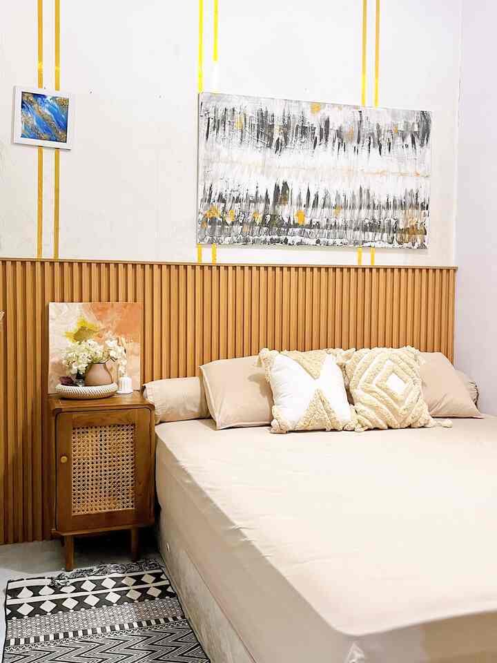Dekorasi kamar ala hotel mewah on budget tetap terlihat elegant.✨✨

Berikut Tips ala aku:✨
1. Terdapat sentuhan warna gold seperti list gold pada dinding (sebenarnya ini adalah stiker gold)
2. Stiker wallpaper  polos (lebih mudah di aplikasikan tanpa cat2)
3. Wpc Wall panel dipasang setengah sebagai head board (membuat tampilan semakin mewah)
4. Letakkan lukisan abstrack besar sebagai on point pada kamar sehingga kamar terlihat luas dan mewah
5. Nakas di samping tempat tidur yang selalu ada pada dekorasi kamar hotel.
6. Gunakan sprei polos

Nahh itulah tips dari aku untuk mendekorasi kamar ala hotel terlihat mewah dan elegant namun on budget…✨✨🏡

Semoga bermanfaat ✨✨❤️❤️🥰

#stikerwallpaper #listgold #stikergold #sprei #spreipolos #wpcwallpanel #nakas #rug #elegantonbudget #desainrumahelegant #sederhanamewah

