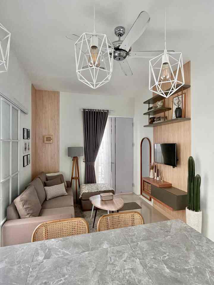 Rumah sederhana ternyata bisa tampil lebih elegan tanpa harus keluar budget mahal-mahal. Before after pemasangan upvc marmer & tambahan lighting yang mampu mengubah vibes living room jadi terlihat lebih mewah. Gimana menurut tetangga?

#ElegantOnBudget #DesainRumahElegant #SederhanaMewah #CatRumahMewah #CatRuangTamuMewah #SofaMinimalis #LampLED