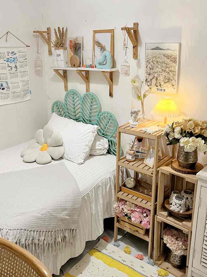 Bikin kamar ala korean chic … ❤️

Nahh korean chic adalah dekor dengan tema ala korean dengan sentuhan chic atau feminime biasanya agar lebih girly .

Beberapa tips dari aku:✨✨
1. Dominasi warna putih kayu
2. Walldecor tulisan korea 
3. Furniture kayu
4. Rug warna (agar tampilan tidak monoton biasanya warna kuning/oranye/pink)
5. Bantal bunga
6. Hiasan bunga
7. Sprei rumbai

Nahh itu adalah sedikit tips membuat dekorasi  kamar ala korean chic, bisa kita terapkan agar tidak bosan. ✨✨🏡

Semoga bermanfaat ✨✨🥰🥰

#sprei #walldecor #rak #rug #blanket #inspirasikamar #kamartemakorea #kamarperempuan #kamarcantik 


