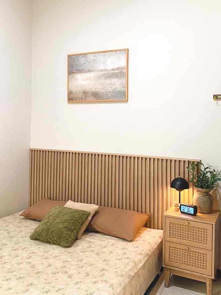 Tampilan kamar elegan ternyata ga harus mengeluarkan banyak budget loh, contohnya tampilan dinding polosan bisa ditambahkan wallpanel kaya di kamar aku ini, jangan lupa pilih cat dengan warna netral dan tambahkan juga sedikit dekorasi seperti walldecor, dan lampu meja. 

Semoga bermanfaat yaa 🌼

#CatDindingKamar #Nakas #LampuMeja #RollerBlinds #Walldecor #DekorasiKamar #Wallpanel #Vas #ElegantOnBudget #DesainRumahElegant #SederhanaMewah 