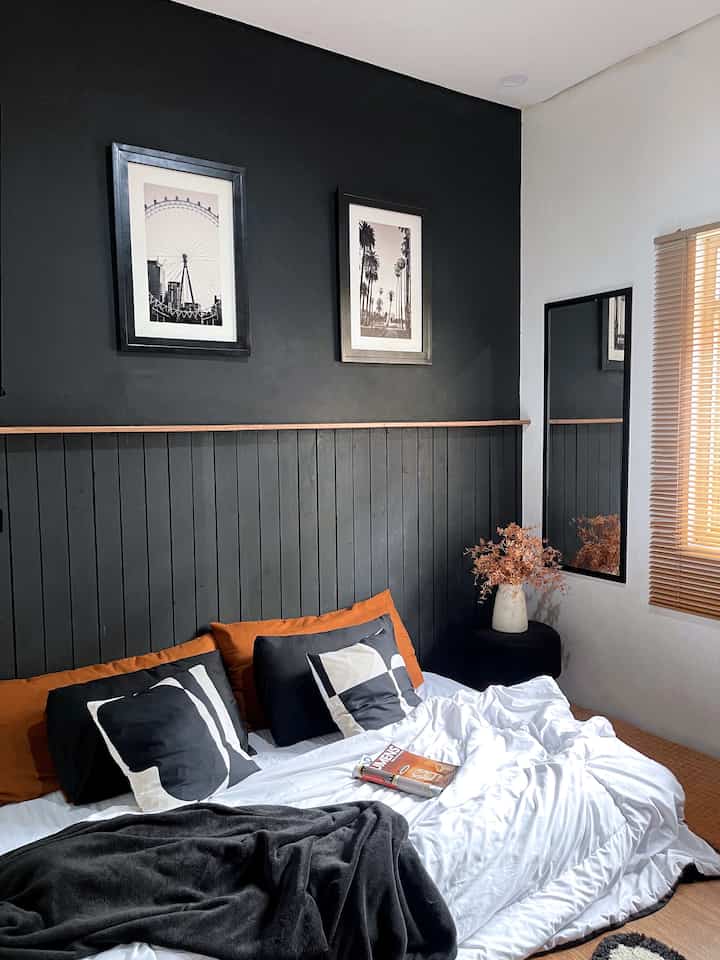 ➖ Elegant on Budget

Menurut aku kamar utama ini yang bikin terlihat elegant tapi #lowbudget. Elegan bukan soal mahal. Dengan sedikit kreativitas DIY, kamar mungil ini berubah jadi ruangan nyaman bak hotel bintang lima.

Dinding hitam dengan wall batten hasil DIY jadi titik fokus di kamar mungil ini. Dekorasi bantal susun dan bedcover two tone, juga dekorasi cantik seperti vas bunga dan bunga artificial di sisi tempat tidur yang menciptakan nuansa seperti di hotel. Penempatan walldecor ukuran besar yang membuat suasana kamar menjadi lebih estetik. Budget minimal, hasil maksimal, serasa staycation tiap hari!

Semoga menginspirasi 🖤🧡🤍

#walldecor #catdinding #catdindingkamar #bungaartificial #cermindinding #wallbatten #bedcover #tempattidur #bantal #venetianblinds #lampudownlight #kamartidur #kamarmungil #kamartidurutama #dekorasikamar #inspirasikamar #ElegantOnBudget #DesainRumahElegant #SederhanaMewah