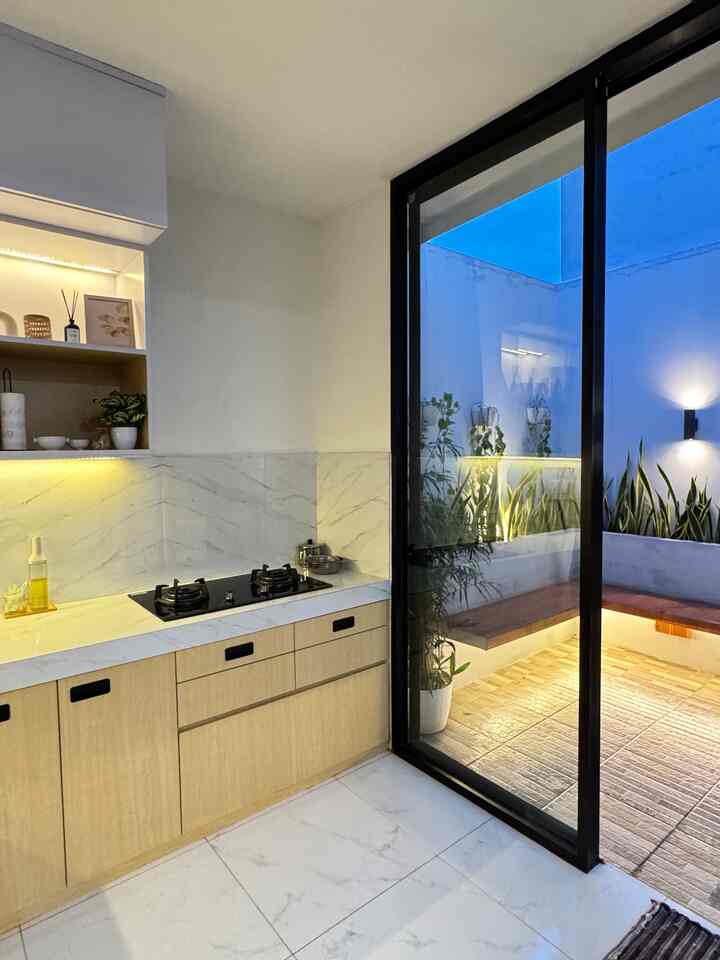 Dapur Minimalis di malam hari 🌙
Sentuhan warna natural wood HPL hingga aksen putih yang bersih, tampilan dapur ini aku bikin supaya tetap simple tapi juga elegan.
Aku juga tambahkan LED strip yang menambah kesan modern, jadi bikin suasana  makin cozy ✨

#dapurminimalis #inspirasidapur #LampuLED #kitchenminimalis #livinshome #rumahminimalis #DesainRumahElegant