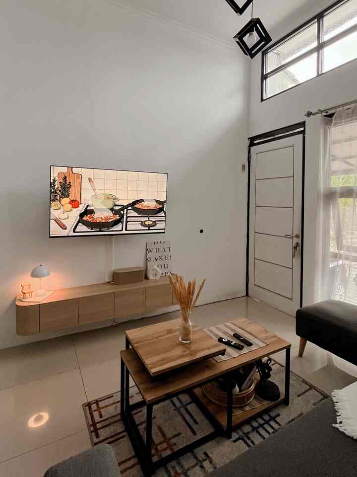 Ternyata terlihat elegan itu ga perlu mahal loh🤎
ini dia cara bikin rumah terlihat mewah dan elegan on budget!

• pilih cat warna putih, karna warna putih memberikan kesan luas sehingga ruangan sekecil apapun jika pakai cat warna putih terasa luas
• pilih material yg senada, disini karna kusen rumah ku warna hitam untuk furniture seperti sofa, electronic, gorden aku pakai warna hitam / abu
• pilih warna furniture senada dgn lantai, rumah ku memakai granit berwarna creme glossy untuk itu aku pilih beberapa furniture bernuasa kayu / oak dan gak lupa tambah perintilan lainnya berwarna creme juga
• tambahkan aksesoris lampu, agar terlihat cozy tambahkan sedikit lighting agar lebih dramatis.
• terpenting! untuk layar tv ga polosan, #EleganOnBudget pilih di youtube untuk play music yg mempunyai gambar tema sesuai dgn warna rumah kamu! cobain deh berasa menyatu ruangannya🤎

save dan share postingan ini yaa, semoga menginspirasi🫶🏻

#CatRumahMewah #CatRuangTamuMewah #SofaMinimalis #PlavonPVC #WallpaperEstetik #Chandelier #LampuLED #EleganOnBudget #DesainRumahElegan #SederhanaMewah
