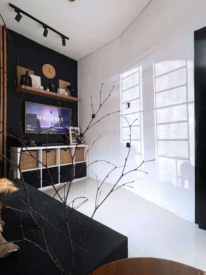 ➖Bold and Warm Living Room

Ketika nuansa hitam bertemu dengan elemen earth tone, jadilah ruang yang nyaman dan berkarakter. 

Nuansa hitam yang memberi ketegasan, dekorasi warna kayu membawa kedamaian. Sempurna untuk sebuah ruangan yang menenangkan.

Dark walls, wooden tales, and earthy accents. A cozy bold statement in every corner.

Semoga menginspirasi 🖤🤎🤍

#sofa2seater #kursicustom #coffeetable #catdinding #vas #lampusorot #wallbatten #ambalan #lampurotan #bantalsofa #granitpolos #ruangtv #ruangkeluarga #rumahmungil #rumahminimalis #rumahkecil #rumahcluster #rumahdeveloper #rumahmodern #warmandbolddecor #livingroom #dekorasiruangtamu #dekorasiruangkeluarga #inspirasiruangan #inspirasiruangkeluarga 


