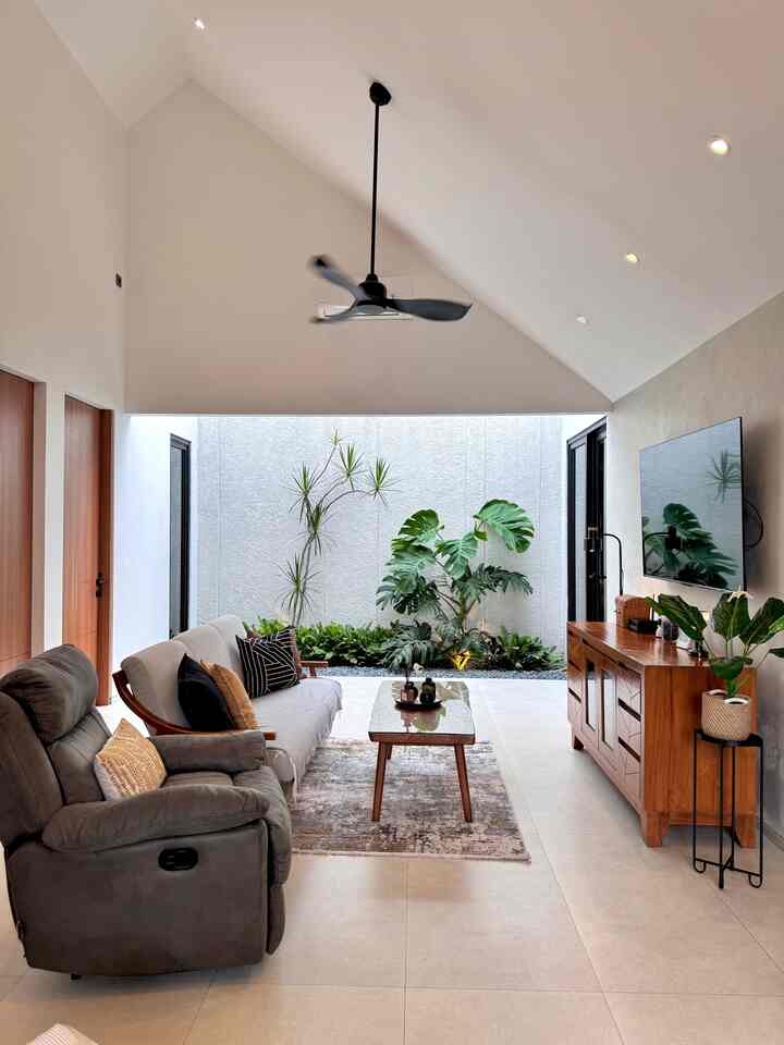 Transformasi ruang tamu menjadi oasis elegan tanpa menguras kantong! Ternyata hanya menambah karpet di living room aja meningkatkan kesan kehangatan dan dramatis. Menemukan karpet yang tidak hanya menambah kenyamanan tetapi juga menjadi pusat perhatian. Ditambah pencahayaan yang hangat dari lampu spotlight warm white memberikan nuansa romantis. Seolah-olah setiap cahaya memberikan kesan kebersamaan. Sentuhan sederhana ini akan membuat setiap sudut ruang tamu terlihat mewah dan mengundang ✨

#CatRumah #InspirasiLivingRoom #SofaMinimalis #LampuDownlight #LampuLED #DekorasiLivingRoom #ElegantOnBudget #DesainRumahElegant #SederhanaMewah