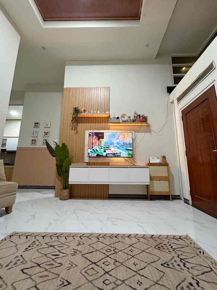 Bagiku cara agar setiap sudut rumah terlihat mewah/elegan tapi tetep on budget adalah ketika bisa memilih warna cat yang netral seperti warna cat yg aku pakai ini dari Nippon Paint kode Snow White. Warna cat ini bikin setiap area ruang di rumah kami terkesan lebih clean & classy! 💫🤌🏻

#CatRumahMewah #CatRuangTamuMewah #SofaMinimalis #PlavonPVC #WallpaperEstetik #Chandelier #LampuLED #ElegantOnBudget #DesainRumahElegant #SederhanaMewah #BackdropTV #wallpapertv #karpet #karpetturki #kabinettv #raktv #lemaritv #kabinetgantung #rakambalan 