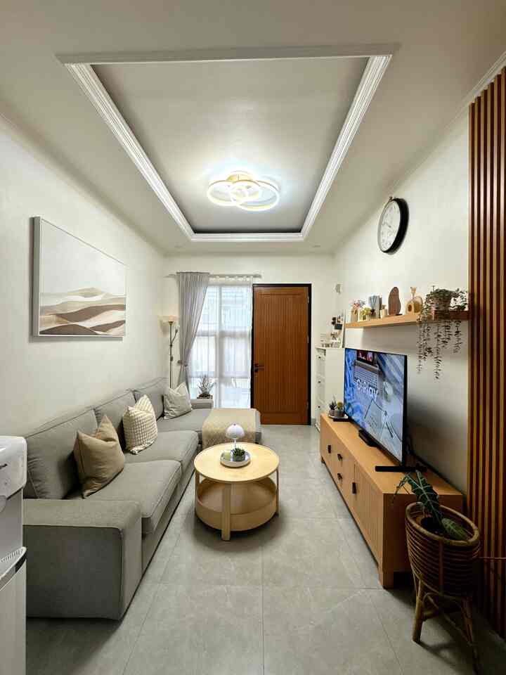 Tips Ruang Tamu Minimalis Tapi Bisa Terlihat Elegant & Mewah 🛋️

* Pilih warna cat warna putih
* Lampu Ring Gold
* Jam Dinding dengan List Gold
* Standing Lamp 
* Sofa L berwarna netral
* Coffee Table bulat berbahan kayu solid
* Wallpanel motif kayu


#CatRumahMewah
#CatRuangTamuMewah
#SofaMinimalis
#ElegantOnBudget
#DesainRumahElegant
#SederhanaMewah
#RuangTamuMinimalis
#LivingRoomMinimalis 
#LivingRoomStyle
