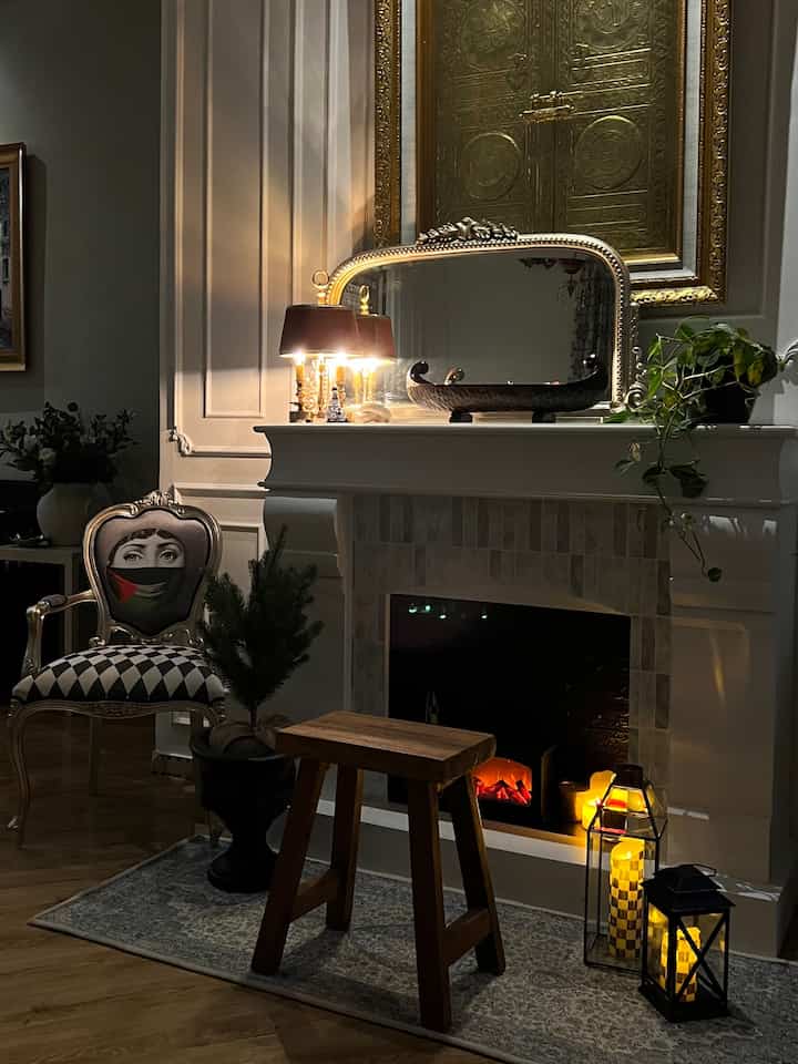 Interior “mewah” ala 𝑶𝙡𝒅 𝑴𝙤𝒏𝙚𝒚 𝑺𝙩𝒚𝙡𝒆 𝒐𝙣 𝙖 𝘽𝒖𝙙𝒈𝙚𝒕 adalah salah satu acuan interior di #rumahlimut. Mewah dengan 𝙗𝒖𝙙𝒈𝙚𝒕 terbatas. Kok bisa sih? yuk intip caranya!

Ternyata tampilan rumah berkesan mewah itu tidak selalu harus menggunakan koleksi barang mahal lho! Di #rumahlimut banyak perintilan murah tapi tidak murahan.

Beberapa objek interior yang kami pilih biasanya melalui proses kurasi ala kami 😄 
Berikut beberapa strategi yang biasanya saya lakukan:

▪️ Lakukan 𝑻𝙝𝒓𝙞𝒇𝙩 & 𝘼𝒏𝙩𝒊𝙦𝒖𝙚 𝙎𝒉𝙤𝒑𝙥𝒊𝙣𝒈
✨ Membeli barang 𝒂𝙣𝒕𝙞𝒒𝙪𝒆 𝒃𝙧𝒂𝙨𝒔/kuningan dengan kondisi & kualitas yang masih sempurna adalah hobby kami. Contohnya kedua lampu meja 𝒂𝙣𝒕𝙞𝒒𝙪𝒆 𝒃𝙧𝒂𝙨𝒔 ini saya beli dengan harga sangat 𝙜𝒐𝙤𝒅 𝒅𝙚𝒂𝙡 dengan cara 𝙩𝒉𝙧𝒊𝙛𝒕𝙚𝒅 dari seorang 𝙎𝒆𝙡𝒍𝙚𝒓 mantan 𝑭𝙡𝒊𝙜𝒉𝙩 𝘼𝒕𝙩𝒆𝙣𝒅𝙖𝒏𝙩 yang lama tinggal di Italy 🇮🇹 dan mempunyai banyak koleksi interior antik. Serunya membeli barang antik juga selalu ada cerita sejarah di balik suatu barang 😍 (Slide:1-3)
▪️ 𝑫𝙄𝒀 
✨ Dengan sedikit kreativitas kita bisa mempercantik sebuah objek interior yang “pasaran” menjadi objek interior unik sesuai karakter kita dan mempunyai sentuhan personalnya. Contohnya:
    🌟 Mengecat ulang lentera Ik*a dengan warna hitam lalu diberi aplikasi 𝒈𝙤𝒍𝙙 𝙜𝒊𝙡𝒅𝙚𝒅 akan membuat lentera tampil lebih cantik & elegan. (Slide: 4)
    🌟 Mempercantik lilin elektrik dengan teknik aplikasi decoupage.(Slide: 5)
    🌟 Menambahkan pita/tassel pada objek lampu dinding/𝒄𝙖𝒏𝙙𝒍𝙚 𝙝𝒐𝙡𝒅𝙚𝒓. (Slide: 6)
▪️ 𝑫𝙤𝒐𝙧𝒔 + 𝑾𝙞𝒏𝙙𝒐𝙬𝒔 𝑭𝙧𝒂𝙢𝒆
✨ Penambahan bingkai/𝒅𝙤𝒐𝙧 𝙛𝒓𝙖𝒎𝙚 pada pintu & jendela menambah nilai estetika dan menambah ketinggian pintu & jendela secara visual, sehingga tampak lebih elegan. Pilih motif bingkai yang simple, klasik dan 𝒕𝙞𝒎𝙚𝒍𝙚𝒔𝙨 . (Slide: 7)
▪️ 𝑾𝙖𝒍𝙡 𝙈𝒐𝙪𝒍𝙙𝒊𝙣𝒈
✨𝑾𝙖𝒍𝙡 𝙈𝒐𝙪𝒍𝙙𝒊𝙣𝒈 membantu memberi dimensi pada dinding kami sehingga terlihat lebih berkarakter dan cantik. Pilih cat dengan warna sesuai 𝒄𝙤𝒍𝙤𝒓 𝒑𝙖𝒍𝙚𝒕𝙩𝒆. (Slide: 8)
▪️ 𝑪𝙚𝒊𝙡𝒊𝙣𝒈 𝑴𝙚𝒅𝙖𝒍𝙡𝒊𝙤𝒏  
✨ Memasang 𝒄𝙚𝒊𝙡𝒊𝙣𝒈 𝒎𝙚𝒅𝙖𝒍𝙡𝒊𝙤𝒏 berbahan gypsum dengan desain klasik yang harganya sangat terjangkau sebagai elemen dekoratif pada plafon sebagai penunjang lampu 𝙘𝒉𝙖𝒏𝙙𝒆𝙡𝒊𝙚𝒓 merupakan keputusan terbaik di #rumahlimut. Plafon dan 𝙘𝒉𝙖𝒏𝙙𝒆𝙡𝒊𝙚𝒓 terlihat jauh lebih cantik & mewah. (Slide: 9)
▪️ 𝙎𝒐𝙡𝒊𝙙 𝙒𝒐𝙤𝒅
✨ Beberapa dekorasi kayu seperti nampan, 𝒄𝙪𝒕𝙩𝒊𝙣𝒈 𝒃𝙤𝒂𝙧𝒅, atau 𝒔𝙩𝒐𝙤𝒍 kecil di #rumahlimut berbahan kayu solid. Sebuah 𝒔𝙩𝒐𝙤𝒍 kayu jati dari UMKM Jepara kami pasang di depan 𝒇𝙞𝒓𝙚𝒑𝙡𝒂𝙘𝒆 untuk menambah kesan modern sekaligus organik. Sudah pasti harga ramah di kantong! (Slide: 1)
▪️ 𝘽𝒓𝙖𝒔𝙨/𝙆𝒖𝙣𝒊𝙣𝒈𝙖𝒏
✨ Unsur material 𝒃𝙧𝒂𝙨𝒔/kuningan akan banyak dijumpai di rumahlimut. 𝙃𝒂𝙣𝒅𝙡𝒆 pintu, tarikan laci & lemari, rak handuk dll dengan 𝙛𝒊𝙣𝒊𝙨𝒉𝙞𝒏𝙜 𝙜𝒐𝙡𝒅 𝒑𝙤𝒍𝙞𝒔𝙝 maupun 𝒎𝙖𝒕𝙩𝒆 menjadikan ruangan terlihat lebih mewah sekaligus hangat. (Slide: 7)
▪️ 𝘽𝒆𝙫𝒆𝙡𝒆𝙙  𝙈𝒊𝙧𝒓𝙤𝒓𝙨 
✨ Pemilihan cermin dengan 𝒇𝙞𝒏𝙞𝒔𝙝𝒊𝙣𝒈 bevel merupakan salah satu cara saya agar cermin terlihat mewah, mempunyai dimensi, 𝒔𝙩𝒚𝙡𝒊𝙨𝒕 dan tidak terlihat 𝙛𝒍𝙖𝒕. (Slide: 2)
▪️ 𝑮𝙤𝒍𝙙 𝙁𝒓𝙖𝒎𝙚𝒔
✨ Warna 𝙜𝒐𝙡𝒅 selalu sukses mengangkat suatu objek interior menjadi terlihat lebih mewah dan elegan. Hampir semua 𝙬𝒂𝙡𝒍 𝒂𝙧𝒕 kami menggunakan bingkai berwarna 𝙜𝒐𝙡𝒅. (Slide: 10)
▪️ 𝑳𝙖𝒎𝙥𝒖 𝑳𝙪𝒌𝙞𝒔𝙖𝒏
✨ Permainan cahaya untuk menciptakan suasana mewah & elegan di rumahlimut cukup menjadi perhatian kami. Untuk itu di beberapa titik kami memasang lampu sorot yang kami arahkan ke objek lukisan/hiasan dinding membuat suasana menjadi seperti 𝒂𝙧𝒕 𝒈𝙖𝒍𝙡𝒆𝙧𝒚. (Slide: 10)

#CatRumahMewah
#CatRuangTamuMewah
#SofaMinimalis
#PlavonPVC
#WallpaperEstetik
#Chandelier
#LampuLED
#ElegantOnBudget
#DesainRumahElegant
#SederhanaMewah
#LampuLukisan
#LampuMeja
#WallMoulding
#CeillingMedallion
#AplikasiDinding
#CerminEstetik
#GoldFrame
#Lantern 
#StoolKayu
#DIY
#DekorasiBarangAntik
#Thrifting
#AntiqueShopping
#BeveledMirror
#doorknocker
#DoorHandle