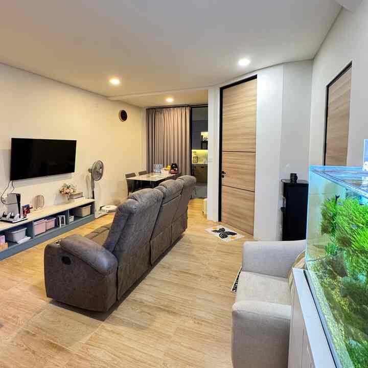Siapa bilang rumah elegan harus mahal? Coba deh beberapa trick ini:
✅ Lantai granit motif kayu: kesan hangat dan natural
✅ Dinding: cat dengan warna netral
✅ Pencahayaan: lampu dengan warna warm white supaya lebih cozy
✅ Lemari TV dengan rak: rapi, praktis dengan dilengkapi organizer box (jadi ngga banyak printilan deh!😆)
✅ Konsep open space: bikin rumah terasa lega, luas dan bersih
Supaya makin estetik, boleh deh tambahin dekorasi seperti dummy book, vas bunga, bingkai foto ✨

Cukup fokus aja sama detail yang pas, kamu bisa bikin rumah yang sederhana tapi terlihat mewah! 😉

#SofaMinimalis #CatRuangTamuMewah #ElegantOnBudget #DesainRumahElegant #SederhanaMewah #RumahMinimalis #livinshome