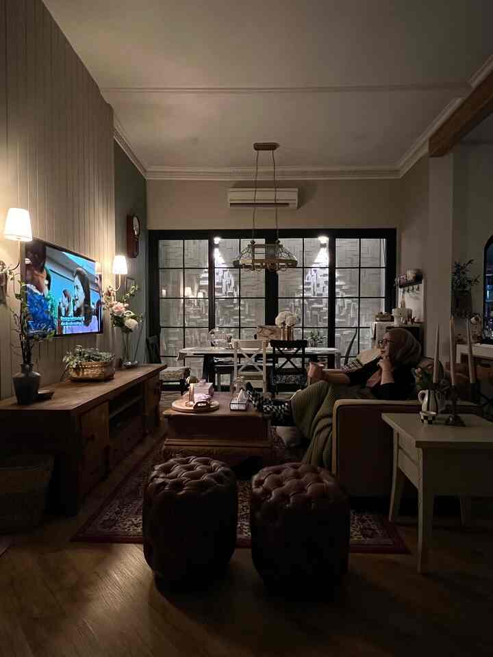 𝙊𝒏𝙚 𝑸𝙪𝒊𝙚𝒕 𝙉𝒊𝙜𝒉𝙩 𝙖𝒕 #rumahlimut.
Sendirian di rumah, kesempatan untuk menonton film drama favorit!

Siapkan cemilan & minuman hangat favorit, selimut, dan pilih film drama yang seru. Dengan 𝙢𝒐𝙤𝒅 𝒍𝙞𝒈𝙝𝒕𝙞𝒏𝙜 𝙨𝒆𝙩 𝙪𝒑, maka suasana 𝙘𝒐𝙯𝒚 pun tercipta di ruangan ini.


#RuangTV
#inspirasiruangtv
#openplanconcept
#LivingRoom 
#InspirasiLivingRoom
#NightVibes
#MovieTime
#DindingGRC 
#lampudinding
#SofaMinimalis
#kursimakan 
#TableLamp
#homealone
#ThrowBlanket
#bantalsofa
#dummybook 
#MushroomLight
#lampujamurgold 