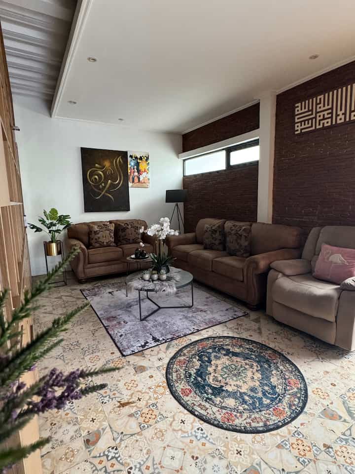Menurutku karpet salah satu yang membuat rumah keliatan elegant dan mewah, karena selain menambah kenyamanan, Berjalan di atas karpet yang lembut tentu akan lebih nyaman dibanding dengan berjalan di atas lantai keramik yang keras dan dingin. Karpet juga membuat rumah terlihat lebih homey sehingga keluarga semakin betah menghabiskan waktu di rumah. 
Karpet ini berukuran 150x100 harganya 200 menurutku worth it banget apalagi tuh karpetnya lembut banget 🥰

Bagaimana menurut teman-teman? 😊

#ElegantOnBudget
#DesainRumahElegant
#SederhanaMewah
#RuangTamu
#InspirasiRuangTamu
#IdeRuangTamu
#RuangTamuIndustrial

