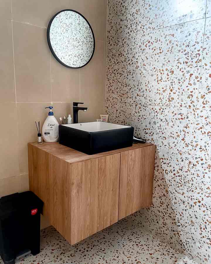 Ini adalah 2 #bathroom di rumah kami. 
Untuk kamar mandi bawah kami menggukanan keramik putih Sedangkan kamar mandi atas, kami menggunakan granite motif terrazo. Tentunya dengan warna shower dan sink hitam 

#MaterialKamarMandi  #KamarMandi #InspirasiKamarMandi #terazzo
#renovasikamarmandi #bathroommakeover #inspirasikamarmandi