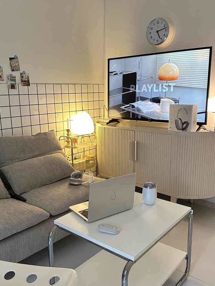 Menggunakan sedikit elemet metallic untuk kesan mewah di livingroom mungil🩶🔗🪩✨
#mejaminimalis #lampuikea #rakstainless #kursiminimalis #elegantonbudget #desainrumahelegant #sederhanamewah