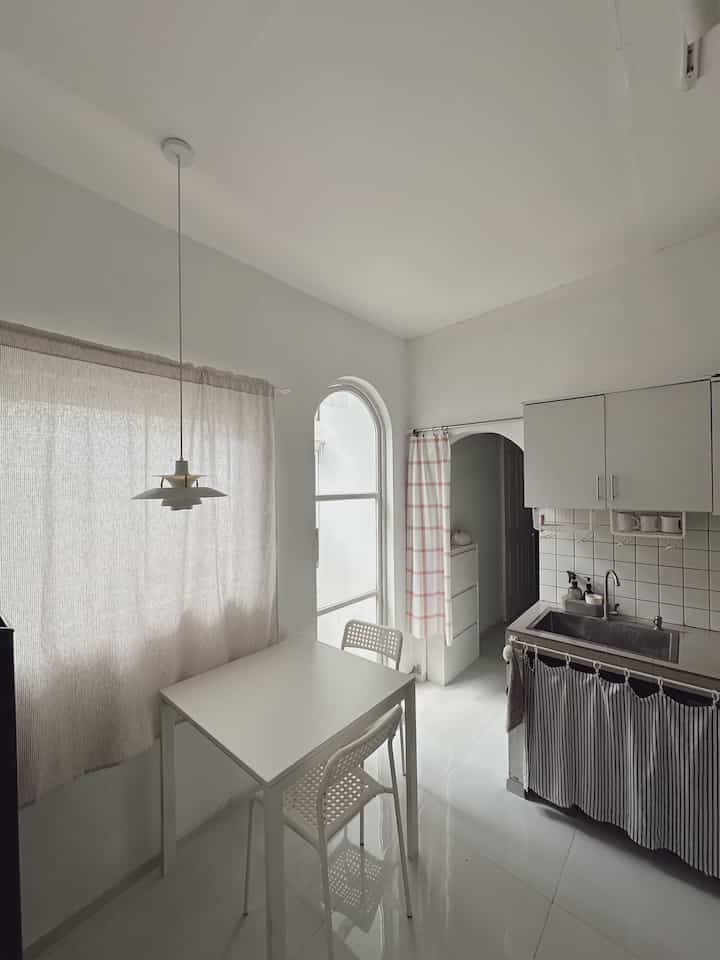 Small kitchen update: installing simple curtains for kitchen windows💗✨
#diningtable #kursimakan #dapurminimalis #lampugantung #curtains #tianggorden #gordenminimalis #diningroom
