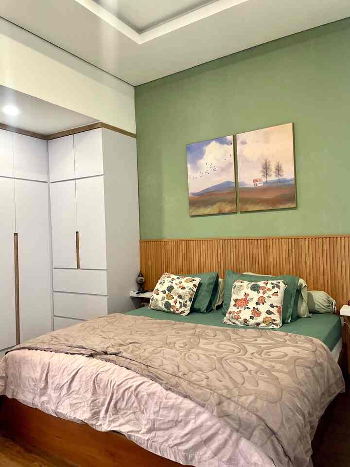 Kamar ini dibuat nyaman dengan menggunakan backdrop kasur WPC disertai dengan lantai vinyl kayu yang menyiptakan suasana warm dan juga nyaman #ElegantOnBudget #DesainRumahElegan  #SederhanaMewah #KamarOnBudget #KamarUtama #RoomMakeOver 