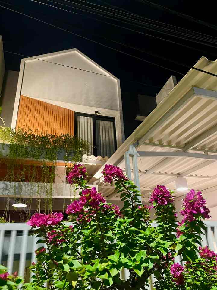 Ini adalah #FacadeStyle di @diemdibumi menggunakan style #scandinavian dengan tembok yg dibuat miring. Bagian tembok miring tersebut menggunakan #MaterialFasad WPC agar terkesan estetik. Kamu juga menggunakan tanaman untuk mempercantik tampilan fasad agak rumah semakin asri🍃🌿💗
#InspirasiFasad #HomeInspiration #ExteriorRumah #TamanRumah