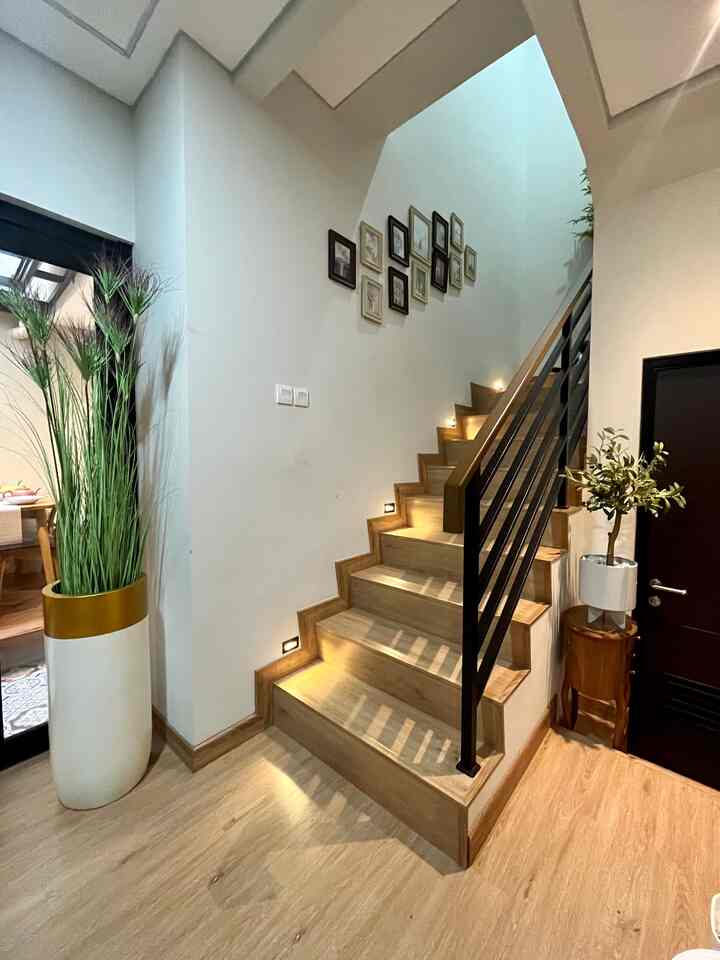 Tangga kami berada di depan kitchen island yang menghubungkan lantai 1 dan 2, area bawah tangga dimanfaatkan untuk toilet tamu, sehingga privasi lantai 2 tetap terjaga, tangga ini kids friendly krn ujung tangga dibuat sedikit tumpul, pegangan tangga terdapat rel rel pegangan yang menyesuaikan tinggi anak anak #tangga #tanggarumah #stairsidea #ideanaktangga #vinyllantai #cattembok