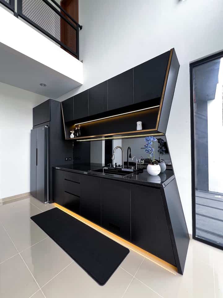Untuk memberikan kesan mewah pada suatu ruangan tidak harus menggunakan material yang mahal.
Sebagai contoh saya memberikan list berwarna gold pada kitchen set yang dapat menimbulkan aksen mewah pada kitchen set bernuansa hitam ini.
Bisa juga dengan menggunakan backsplash menggunakan bahan cermin berwarna grey agar tampak lebih elegan.

#elegantOnBudget #DesainRumahElegant #SederhanaMewah #kitchenset #hpl #keset #listgold #cermin #backsplash #sink #sinkmodern #bungaartificial
