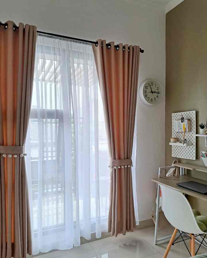 Beberapa penutup jendela yg aku pakai di rumah siapa tau bisa jadi inspirasi adalah;
* gorden black out polos dengan vitrase putih polos
* roller blind bahan semacam plastik pvc cukup murah & lumayan gampang pasangnya
* stiker sunblast, praktis cuma ditempel aj tapi mesti sabar & telaten biar rapih & ga bergelembung
* vertical blind black out 80%, emang ga mirip kantor tapi beda dari yg lain


#rumahindustrial #renovtanpaarsitek #inspirasirumahmasakini #interiorkamartidurutama #dekorasiruangtamu #homedecor