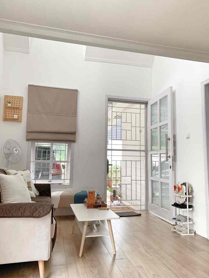 Penggunaan warna warna earth tone menurut kami adalah salah satu koentji untuk membuat rumah sederhana namun terlihat mewah 😉
Pemilihan lantai granite bermotif kayu ini contohnya membuat ruangan menjadi lebih elegant 🫶

#raksepatu #pegboard #sofa #coffeetable #doubleseatbench #mejanakas #squarestool #lantaigranite #nordicblanket #sarungbantallinen #elegantonbudget #desainrumahelegant #sederhanamewah