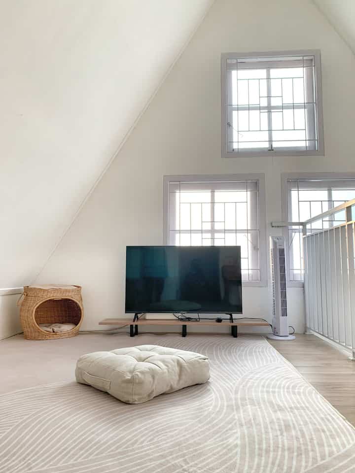 Mezzanine

Ruang mezzanine ini kami manfaatkan sebagai ruang santai, Netflix an sambil rebahan, best..🥰
Untuk penggunaan warna tetap didominasi warna-warna kayu dan putih supaya tetap senada dan seirama dengan ruangan lainnya 🫶

#bantalduduk #karpet #kipasangin #mejanakas #tempatsampah #jamweker #beanbag #mezzanine 