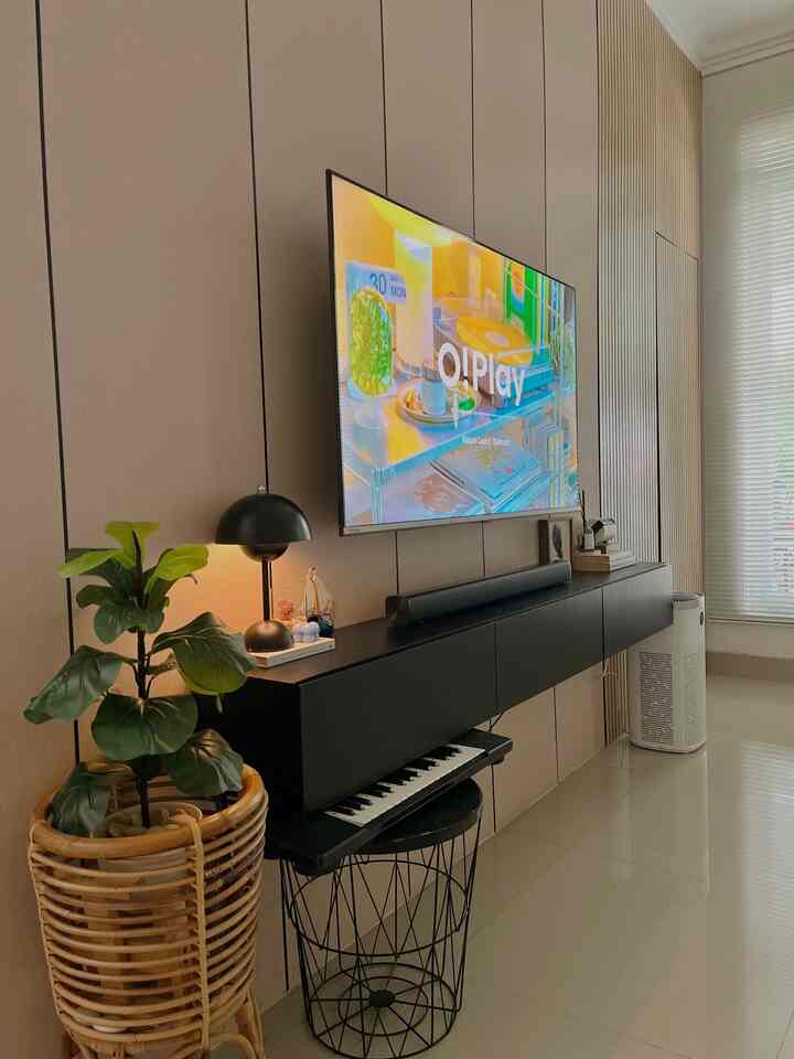 Beberapa item dekoratif on budget di rumah ini yang menurut kami cukup menambah efek rumah menjadi lebih elegan dan homey :

1. DIY Backdrop TV
Backdrop TV ini langsung merubah ambience di ruang tamu mungil kami karena warnanya yang bold daripada ruangan lainnya. Karena diperlukan budget yang besar jika custom di interior desain. Akhirnya kami menggunakan wpc flexy board/wallboard yang dikombinasikan dengan lis hitam dan wpc panel sehingga looksnya lebih elegan namun dengan harga yang sangat terjangkau. 

2. Texture Wall Art
Menambahkan lukisan di atas sofa menurut kami juga pilihan yang simpel dan mudah tapi langsung berdampak mengubah suasana ruangan menjadi lebih wow. 

3. Lampu Dekoratif
Seperti standing lamp, lampu gantung bahkan lampu hias kecil di atas kabinet TV kami pun mampu menambahkan suasana rumah menjadi lebih hangat dan homey di malam hari. 

4. Kolase Frame Foto
Dinding yang tadinya kosong kami tambahkan dengan frame foto warna hitam dan putih yang membuat area tangga menjadi tidak monoton. Tentunya ini tidak mahal karena terbuat dari frame plastik namun tetep estetik dipandang. 


#BackdropTV #Wallboard #Wallpanet #RakTV #ElegantOnBudget #DesainRumahElegant #SederhanaMewah #Japandi #WhiteandWood #RumahMinimalis #Tangerang #RumaKaf