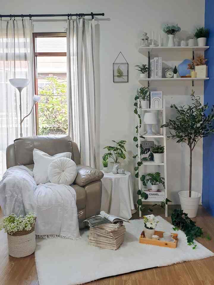 🔅WHITE Decor Ideas🔅

hola tetangga... tema bebas kali ini ibok geser-geser perabot, bikin reading nook ideas dengan tema White. dulu sebelum mengenal dunia per-homedecor-an, warna putih adalah warna yg paling ibok hindari, saking kuatirnya gampang kotor 🤭Dilalah sekarang malah maunya kalau bisa all white...😅😂
Kalau tetangga gimana? suka juga gak dengan tema putih? 😍


#TemaBebas #Cat #warnarumah #warnacatdinding
#readingnook #Sofa #sofatunggal #sofakulit #karpet #karpetbulu #karpetputih #homestagram #allwhite