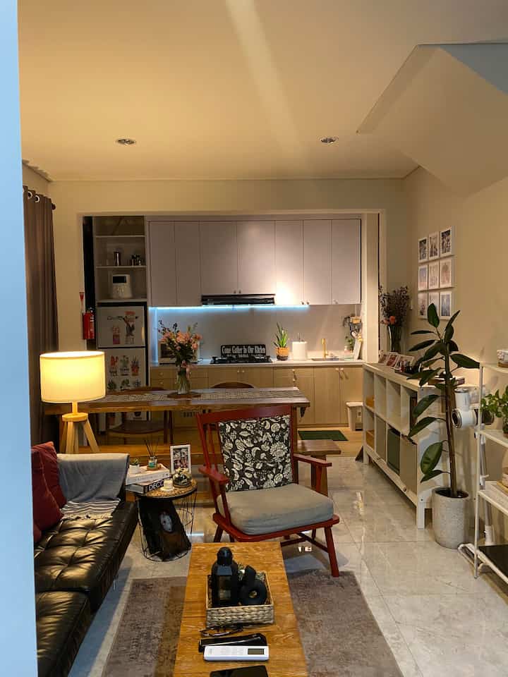 Karna rumah kami menerapkan konsep open space , ada beberapa trik agar area tanpa sekat seperti area rumah kami tetap terasa elegan dengan budget yang minimal

Mengisi titik titik rumah dengan vas kaca besar yang di isi bunga fresh atau bunga artificial , dan bisa memberikan beberapa wall decor seperti foto atau lukisan gambar. Pemilihan warna warm pada lampu juga dapat memberikan kesan elegan pasa suatu ruangan 

#vaskaca
#vasbunga
#walldecor
#elegantonbudget
#desainrumahelegant
#sederhanamewah
#segehouse