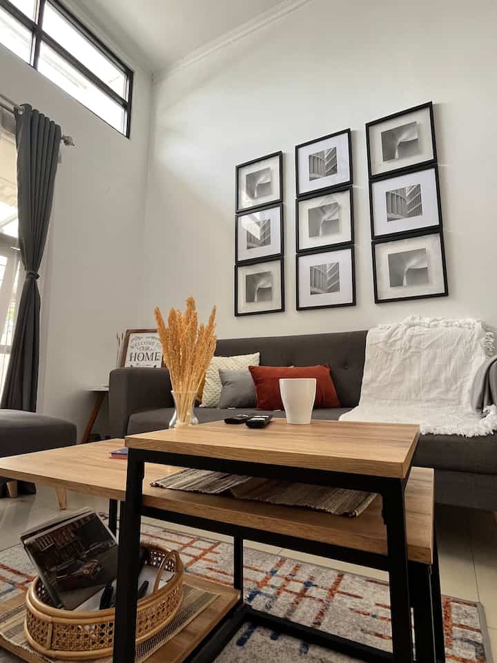 What are the ways to make the room's ambiance more pronounced besides adding furniture?

This time I changed the sofa cushion cover, which originally had an abstract white theme, now I combine it with bright colors!

Here I use a cushion cover from Dekoruma with a touch of terracotta and mustard.

The ambiance immediately feels different 🧡💛

#LuxuryHomePaint #CatRuangTamuMewah #SofaMinimalis #PlavonPVC #WallpaperEstetik #Chandelier #LampuLED #EleganOnBudget #DesainRumahElegan #SederhanaMewah
