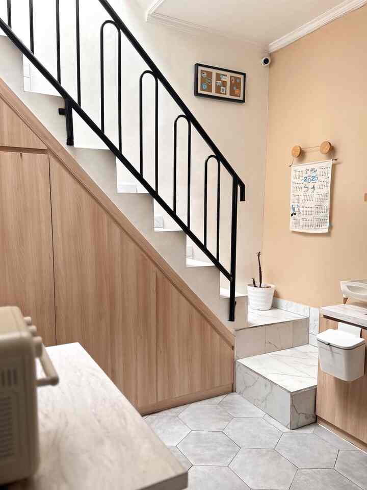 Tangga Minimalis Multifungsi 🫶🏻

Tangga ini adalah akses menuju laundry room dan gudang. Dengan ukuran yang sangat kecil karena bawaan dari developer, tapi untuk lantai keramik kita yang pilih sendiri.

Karena tangga ini dibuat cor-coran, maka untuk area bawahnya kita fungsikan juga sebagai area penyimpanan.

Agar terlihat rapi, maka dibuat lemari full kabinet dengan material block board yang dilapisi hpl motif kayu.

Untuk railing tangganya terbuat dari besi hollow bentuk pipa dengan model melengkung/arch agar tidak monoton.
Semoga Menginspirasi 🖤

Kalau kalian punya tangga minimalis, biasanya difungsikan sebagai apa? Yuk share juga 🤗


#TanggaRumah
#RailingTangga
#InspirasiTanggaMinimalis
#InspirasiRailingTangga
#LemariBawahTangga
#KabinetTangga
#CatRumah
#HomeLiving



