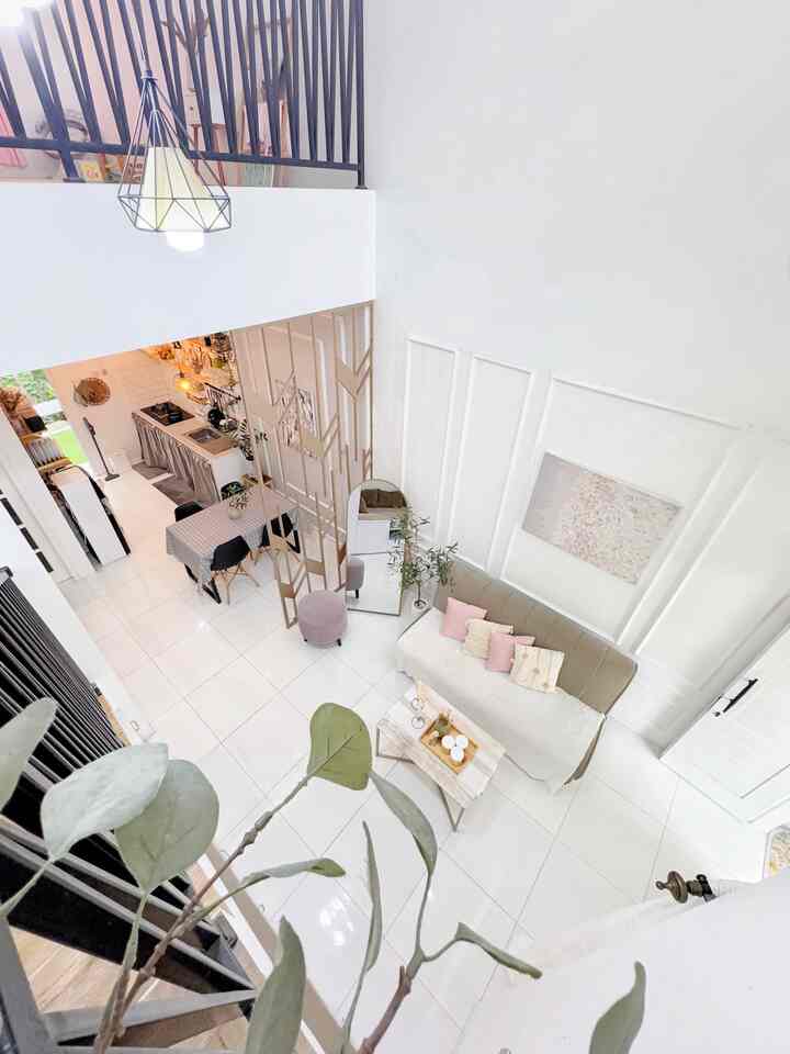 🌸 Plus - Minus Rumah Mezzanine 🌸

Untuk menciptakan kesan luas, aku memilih konsep mezzanine di rumahku. Nah, setelah hampir 6 tahun menempati rumah ini, aku bisa menyebutkan beberapa nilai plus dan minus rumah dengan konsep ini untuk bahan pertimbangan teman-teman yang sedang membangun rumah.

Nilai Plus:
+ Terasa lebih luas
+ Lebih terang
+ Sirkulasi udara lebih bagus
+ Terlihat lebih mewah
+ Bisa lempar tangkap barang tanpa harus turun atau naik 😂 (ini menghemat waktu dan tenaga sekali lho)

Nilai Minus:
- Susah ganti lampu yang paling atas
- Susah membersihkan jendela atas
- Susah renov plafon paling atas

Tapi walaupun ada beberapa minusnya, aku tidak menyesal dengan konsep rumah mezzanine ini, karena menurutku lebih banyak nilai plusnya yang sudah aku rasakan almost 6 tahun ini ✨

#CatRumah
#PlafonGypsum
#Tangga
#LivingRoom
#Sofabed
#JendelaKaca
#PintuKaca
#LampuGantung
#Mezzanine
#RumahMezzanie
#OpenSpace