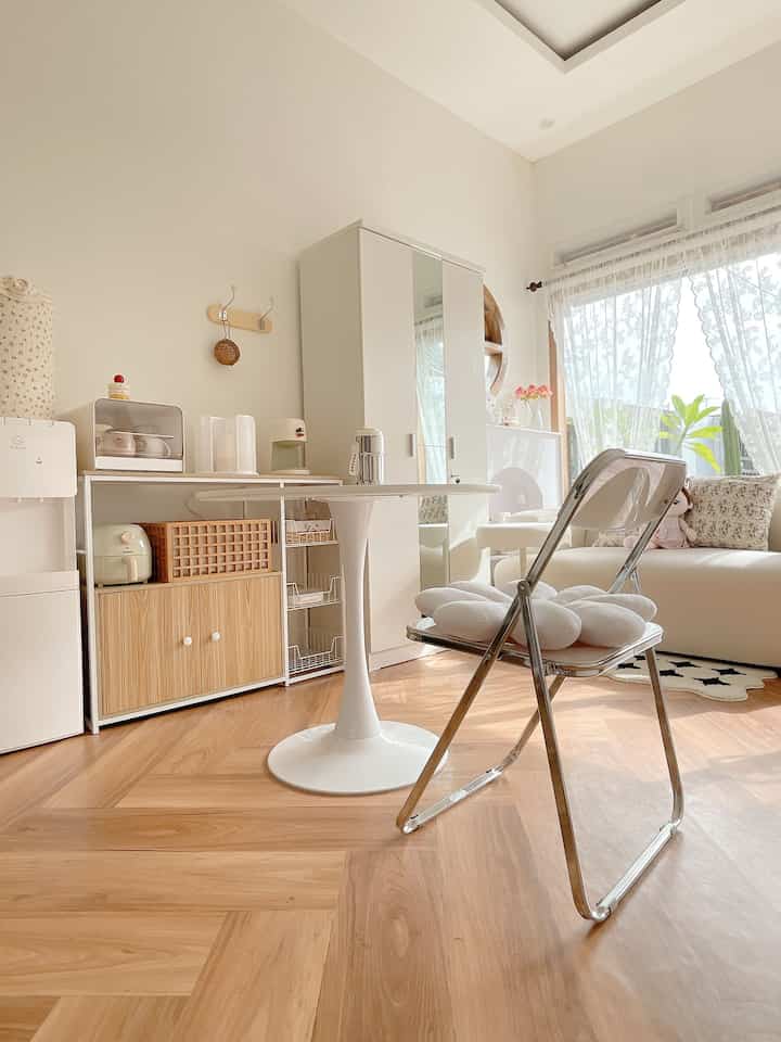 Ruangan terlihat elegant on budget 
Ruangan bisa terlihat elegan dipengaruhi dengan furnitur yang digunakan seperti pada ruangan ini, aku pakai sofa bahan bludru warna ivory dilengkapi dengan bantal sofa dengan motif sarban bunga2 atau daun2 kecil.. terkesan lebih elegan. Penggunaan lantai vynil motif kayu menambah kesan hangat pada ruangan . 

#sofaminimalis
#warnacatrumah
#elegantonbudget
#desainrumahelegant
#sederhanamewah
#koreanhouse
#minimalis 
#roomdecore
#homedecore