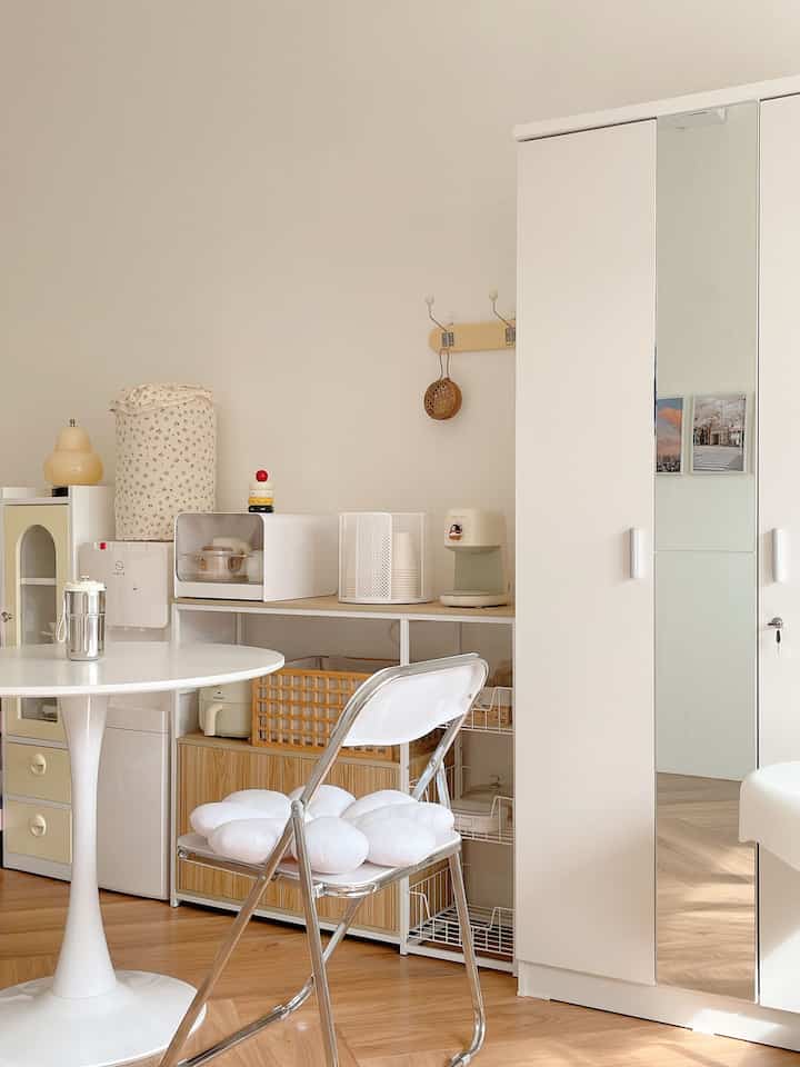 Ruang makan nyempil
Ruangan makan sekaligus livingroom space terbatas tapi bisa dimodifikasi jadi dua ruangan 

#ruangtamu 
#livingroom
#minimalis 
#warnarumah 
#koreanhouse
#roomdecore
#homedecore
#ruangmakan