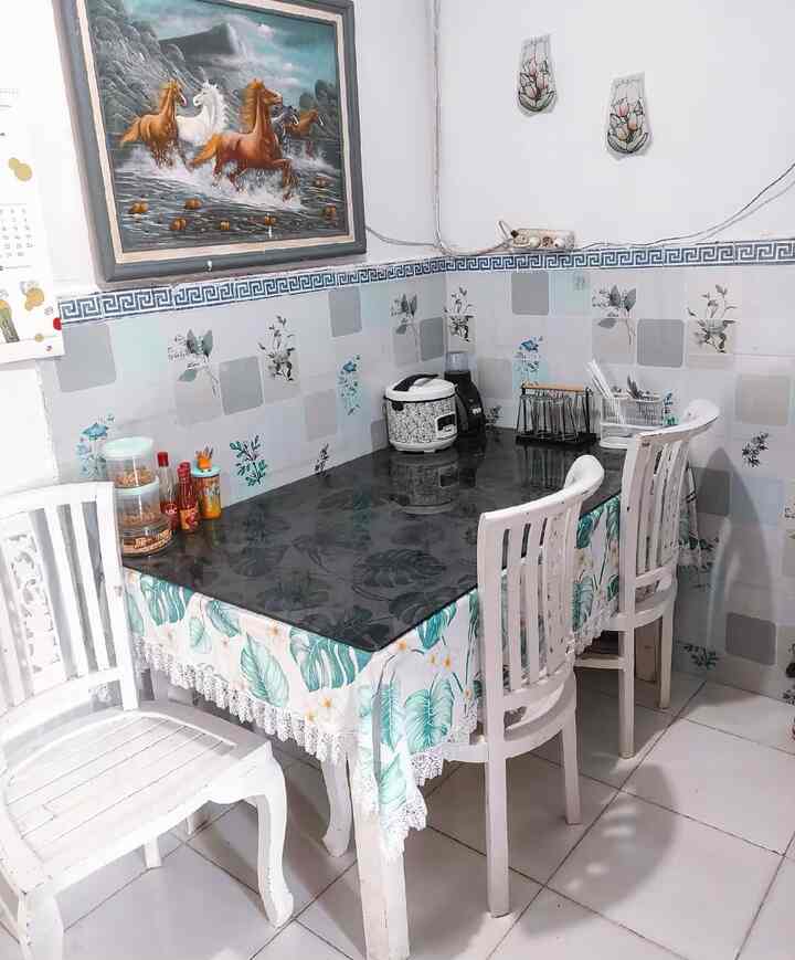 Slide pertama bisa dilihat dapur ini sangat sederhana tp tetap nyaman digunakan, akhirnya aku mulai makeover low budget sedikit demi sedikit perlahan beli perintilan yg estetik, mendekor dinding pakai WPC, tanpa harus membongkar tembok, memakai vinyl lantai yg nyaman dan estetik tanpa membongkar lantai, dan semua harganya masih masuk akal dibanding harus membongkar ✨✨

#ElegantOnBudget #DesainRumahElegant #SederhanaMewah #RuangMakan #DiningRoom #RuangMakanMinimalist #MejaMakan #RuangMakanSimple