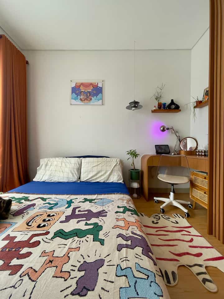 Main Bedroom Update 💤

Hanya dengan menambahkan hal kecil seperti berganti sprai atau selimut bisa menciptakan suasana baru di kamar kecil berukuran 2,8x3,5 ini.

✨Selimut baru (throw blanket rajut) bermotif desain ilustrasi Keith Haring menambah variasi warna dan tekstur di kamar ini yg sudah dominan warna kayu, putih dan terracota.
✨Tambahan aksen warna biru pada sprei & poster ilustrasi.
✨Silver dari stainless steel pada lampu meja & tempat tissue, corak merah pada rug dan hijau pada pot & tanaman.

So jangan pernah takut buat eksperimen warna untuk dekorasi ruangan yg estetik ya teman-teman, semoga menginspirasi!  🙏🥰

#BedroomIdeas #BedroomStyling #ThrowBlanket #KeithHaring #SarungBantal #SpreiSetKotak #SpreiSetPolos #SmartLedLamp #SmartRGBLamp #DekorasiKamarKecil #selimutrajut 